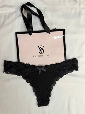 Victoria’s Secret Vintage Second Skin Lace Thong Panty – 2015 – Size XS – Black